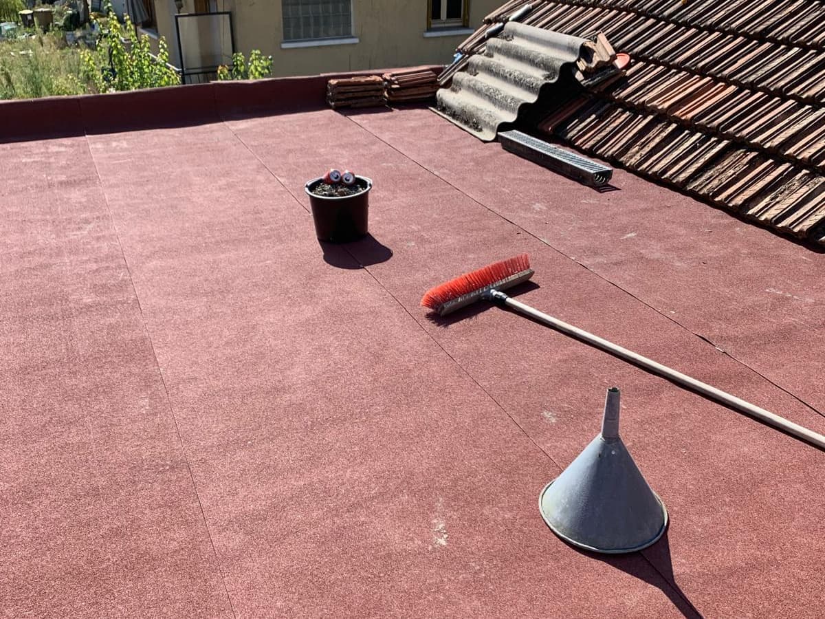 Pose d'une membrane bitume sur un toit terrasse, jusqu'aux relevés