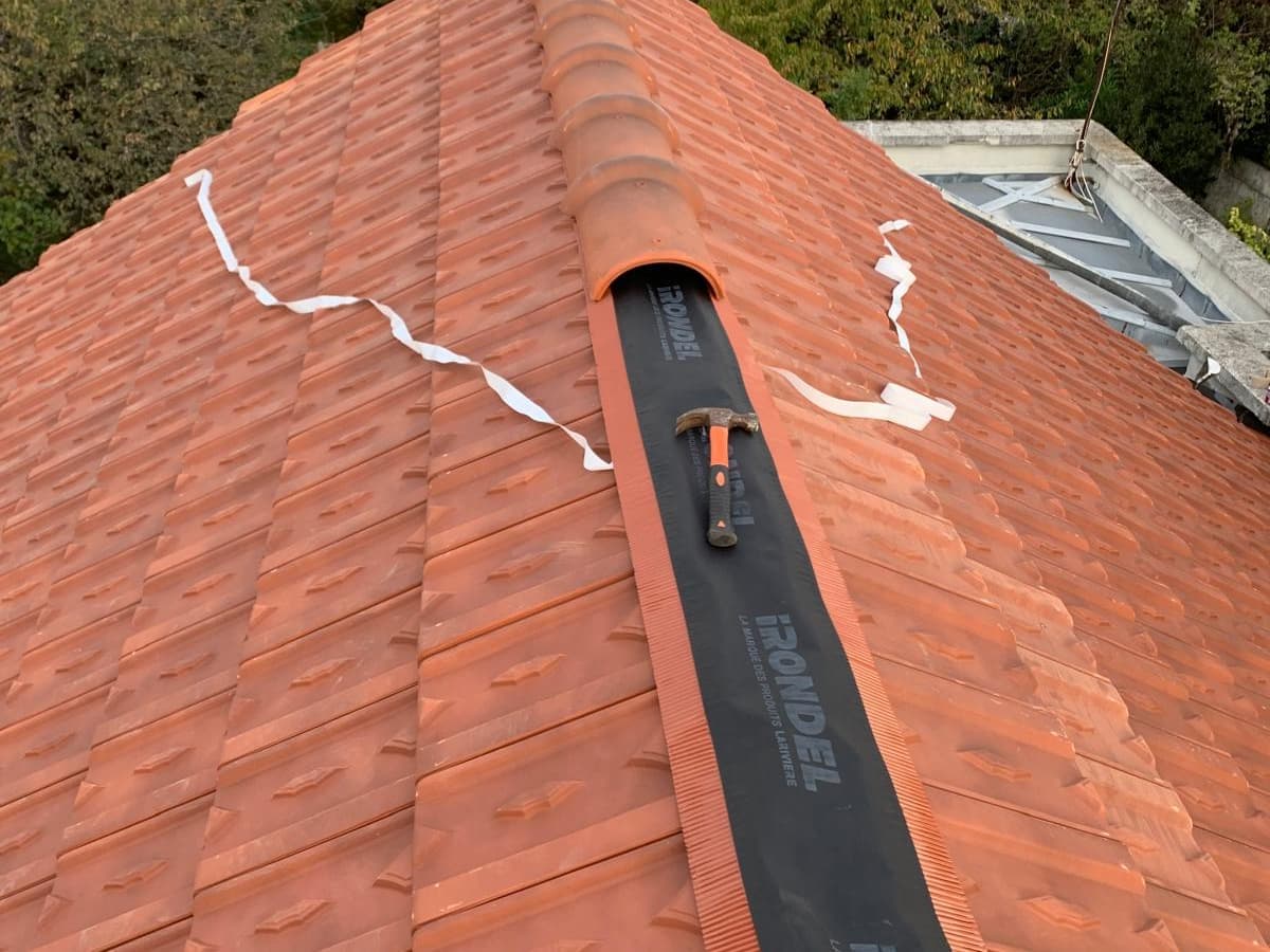 Faîtage reposé sur closoir ventilé après dépose du mortier