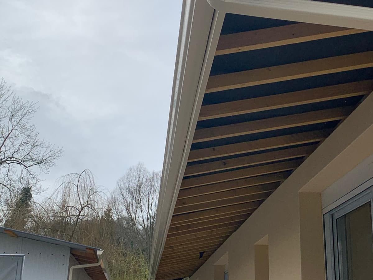 Gouttière en zinc posée le long d'un débord de toit neuf