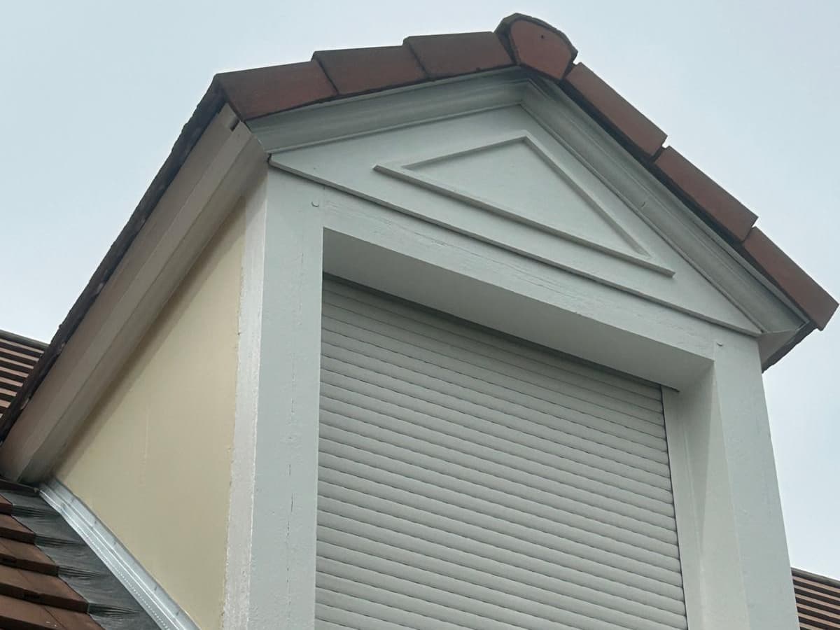 Lucarne dont les joues et le fronton sont habillés de zinc