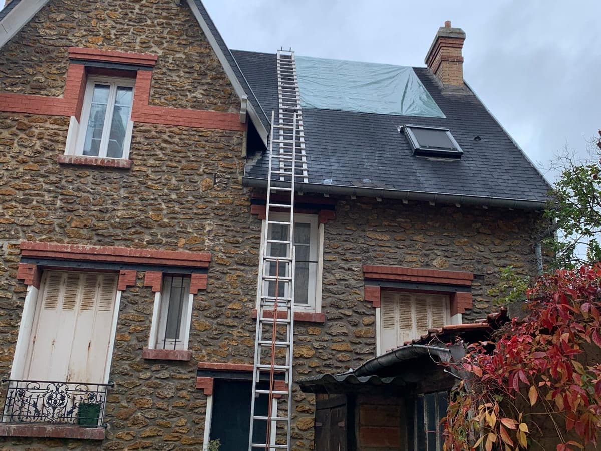 Versant en ardoise bâché en urgence après une infiltration
