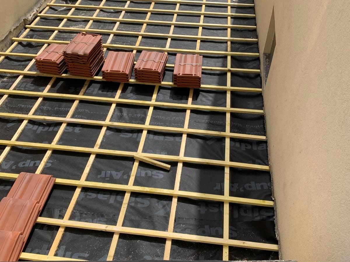 Écran de sous-toiture et liteaux neufs avant pose des tuiles