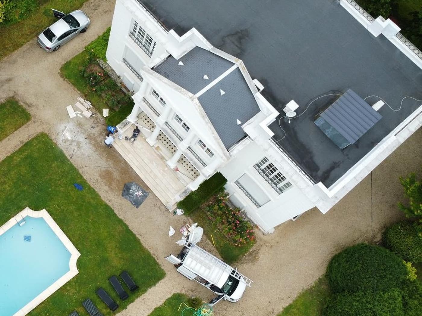 Vue par drone d'une propriété associant toit terrasse en membrane et couverture en ardoise